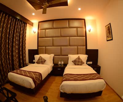 https://imgcld.yatra.com/ytimages/image/upload/t_hotel_yatra_city_desktop/v1471405170/Domestic Hotels/Hotels_Srinagar/Hotel Royal Arabia/Bedroom_2.jpg